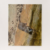 **"Pondside Feest: een otter en zijn vangst"** Legpuzzel (Verticaal)