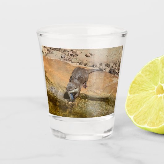 **"Pondside Feest: een otter en zijn vangst"** Shot Glas (Voorkant)