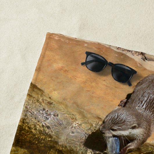 **"Pondside Feest: een otter en zijn vangst"** Strandlaken (In situ)