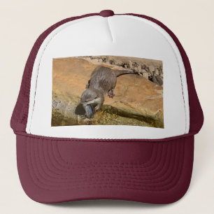 **"Pondside Feest: een otter en zijn vangst"** Trucker Pet