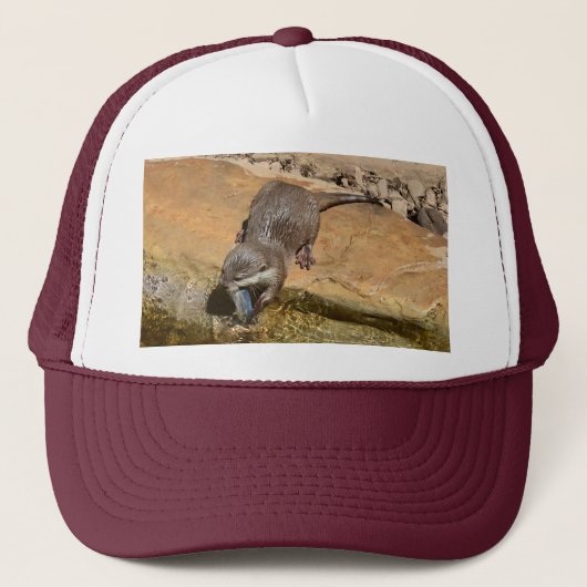 **"Pondside Feest: een otter en zijn vangst"** Trucker Pet (Voorkant)