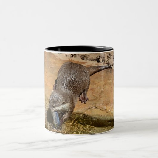 **"Pondside Feest: een otter en zijn vangst"** Tweekleurige Koffiemok (Center)