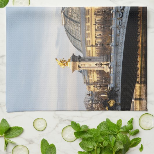 Pont Alexandre III en Grand Palais in het gouden u Theedoek (Gevouwen)
