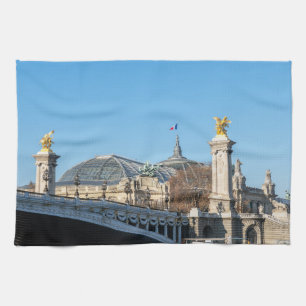 Pont Alexandre III en Grand Palais op een zonnige  Theedoek