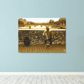 Pont des Arts: The Love Lock Bridge, Parijs Canvas Afdruk (Insitu (Houten vloer))