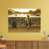 Pont des Arts: The Love Lock Bridge, Parijs Canvas Afdruk (Insitu (Woonkamer))