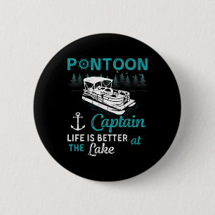 Pontoon Kapitein Leven Is Beter Bij De Meer Pontoo Ronde Button 5,7 Cm