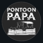 Pontoon Papa Pontoon Boating Ronde Sticker<br><div class="desc">Pontoon Papa Pontoon Boating Gift. Perfect gift voor je vader,  moeder,  papa,  mannen,  vrouwen,  vriend en familieleden op de dag van de Thanksgiving,  kerstdag,  Moederdag,  vaderdag,  4 juli,  1776 Onafhankelijke dag,  Veteranendag,  Halloween Dag,  Patrick's Day</div>