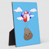 Poo emoji vliegt met ballonnen in blauwe lucht fotoplaat (Zijkant)