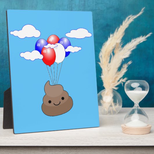 Poo emoji vliegt met ballonnen in blauwe lucht fotoplaat (Zijkant)