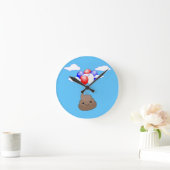 Poo emoji vliegt met ballonnen in blauwe lucht ronde klok (Huis)