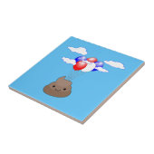 Poo emoji vliegt met ballonnen in blauwe lucht tegeltje (Zijkant)