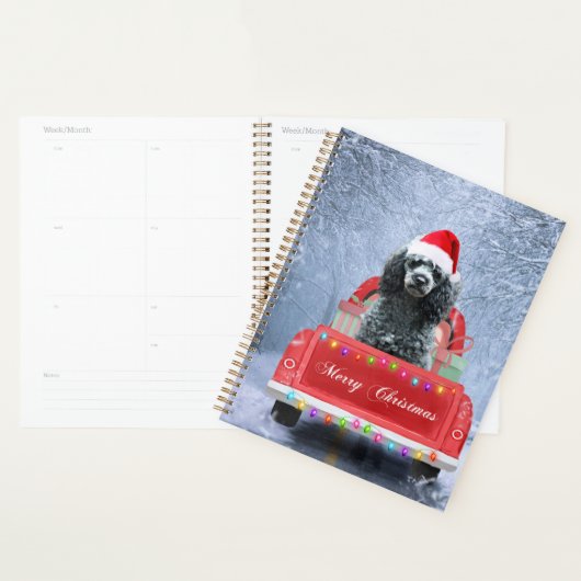Poodelhond in de sneeuw zittend in een kersttruck planner (Display)