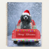 Poodelhond in de sneeuw zittend in een kersttruck planner (Voorkant)