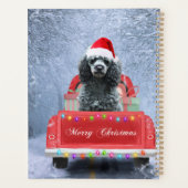 Poodelhond in de sneeuw zittend in een kersttruck planner (Achterkant)
