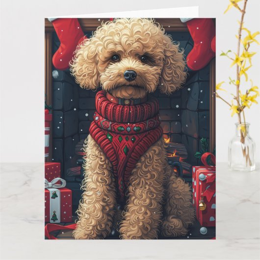 Poodelhond met kerstcadeaus bij de open haard kaart (Gele Bloem)