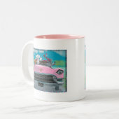 Poodjes in roze Cadillac Retro Print mok cup (Voorkant links)
