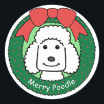 Poodle Christmas Ronde Sticker<br><div class="desc">vrolijk kerstfeest! Deze poedelkunst heeft een schattige poedel in een kerstkrans! Onze hondenkerst cartoons maken geweldige vakantiegiften voor hondenliefhebbers. Draag een Poodle T-shirt aan uw kerstfeest,  geeft Poodle magneten als vakantiegiften,  of verstuur vakantiegroeten met Poodle kerstkaarten! Poedeleigenaren zullen deze unieke hondenkunst tijdens het vakantieseizoen geweldig vinden.</div>