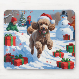 Poodle die in de sneeuw rent met een kerstmuts muismat