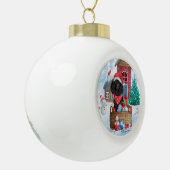 Poodle Dog in sneeuwkerstmis Keramische Bal Ornament (Links)