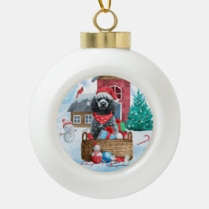 Poodle Dog in sneeuwkerstmis Keramische Bal Ornament