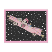 Poodle met Kerstmis in een roze cabriolet