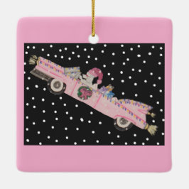 Poodle met Kerstmis in een roze cabriolet Keramisch Ornament