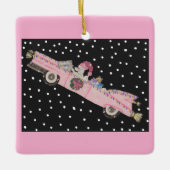 Poodle met Kerstmis in een roze cabriolet Keramisch Ornament (Voorkant)