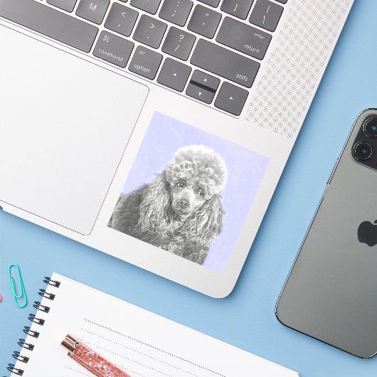 Poodle Miniature Speelgoed Silver Gray Blue Dog Ar Sticker (Laptop met iPhone)
