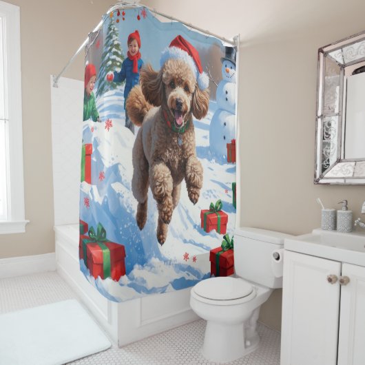 Poodle Rent in de Sneeuw met Kerstmuts Douchegordijn (In situ)