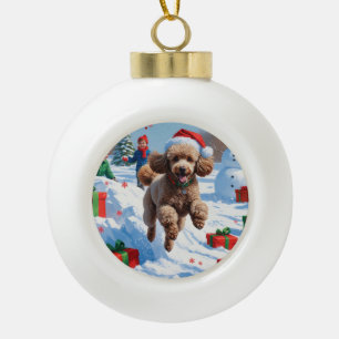 Poodle Rent in de Sneeuw met Kerstmuts Keramische Bal Ornament
