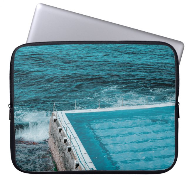 Pool nabij zee laptop sleeve (Voorkant)