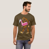 Pool Party Bigfoot Flamingo T shirt Sasquatch (Voorkant volledig)
