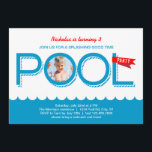 Pool Party Birthday Photo Invitation Kaart<br><div class="desc">Deze moderne en opvallende verjaardagsfeestuitnodiging is ideaal om op elke leeftijd een poolfeest te vieren. Het bevat het woord "pool" in een groot lettertype en een vlag met het woord party. Voeg een foto van de verjaardagsjongen of het meisje toe. Een zomerkleurencombinatie voegt een frisse blik toe. Voeg uw eigen...</div>