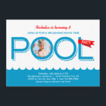 Pool Party Birthday Photo Invitation Kaart<br><div class="desc">Deze moderne en opvallende verjaardagsfeestuitnodiging is ideaal om op elke leeftijd een poolfeest te vieren. Het bevat het woord "pool" in een groot lettertype en een vlag met het woord party. Voeg een foto van de verjaardagsjongen of het meisje toe. Een zomerkleurencombinatie voegt een frisse blik toe. Voeg uw eigen...</div>