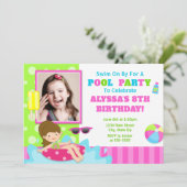 Pool Party Verjaardag Uitnodiging Brunette Meisje (Staand voorkant)