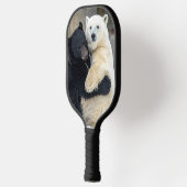 Poolbeer en zwarte beer knuffelen pickleball paddle (Links)