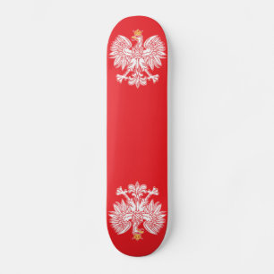 Poolse adelaar in rode skateboard