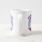 Poolzijdehond in veters grote koffiekop (Achterkant)