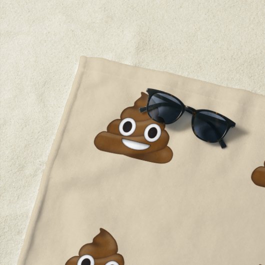 Poop Emoji Strandlaken (In situ)