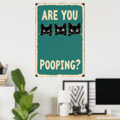 Pooping showing three black cats peeking over poster (Thuiskantoor)