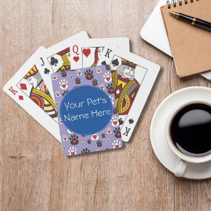 Pootafdrukken met rode harten op blauwe gepersonal pokerkaarten