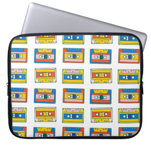 Pop art. 90s naadloos patroon van muziekcassettes. laptop sleeve