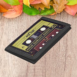 Pop Art Cassettebandje Trifold Portemonnee – Retro<br><div class="desc">Herontdek het ritme van uw leven met onze Pop Art Cassettebandje Trifold Wallet. Dit levendige, retro-geïnspireerde ontwerp combineert nostalgie met moderne flair, waardoor een alledaags accessoire een kunstwerk wordt. Houd uw essentie veilig in stijl en vonk zinvolle gesprekken. Perfect voor muziekliefhebbers, deze portemonnee is meer dan alleen functioneel - het...</div>