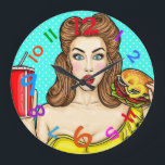 Pop Art Clock Girl eet Hamburger Colorful Grote Klok<br><div class="desc">Dit is een coole klokretro en pop kunst gecombineerd met een cool meisje met een hamburger in de ene hand en een drink in de andere. De heldere kleuren voegen alleen maar toe aan het leuke ontwerp van deze klok!!! Mooi voor de keuken natuurlijk, maar je zou een andere plek...</div>