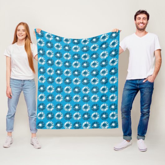 Pop Art Daisies - Shades of Denim Blue Fleece Deken (In situ)