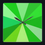 Pop Art Modern 60s Funky Geometric Rays in Green Vierkante Klok<br><div class="desc">Deze heup,  retro 60s-geïnspireerde pop art2 klok heeft psychedelische groene stralen / zonnebarsten die uitschieten in een geometrisch patroon. Er zijn twaalf stralen om de tijd te markeren - geen getallen nodig op deze schimmelige,  minimalistische,  ultra-mod klok. Het is grof,  baby.</div>