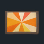 Pop Art Modern 60s Funky Geometric Rays in Oranje Drievoud Portemonnee<br><div class="desc">Deze heup,  retro 60s-geïnspireerde pop kunstontwerp heeft psychedelische oranje stralen/zonnestralen die in een geometrisch patroon uitschieten. Dit schimmelige,  minimalistische,  ultramodaal ontwerp heeft twaalf stralen in verschillende soorten sinaasappel. Het is grof,  baby.</div>