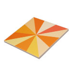 Pop Art Modern 60s Funky Geometric Rays in Oranje Tegeltje<br><div class="desc">Deze heup,  retro 60s-geïnspireerde pop kunstontwerp heeft heldere,  psychedelische oranje stralen / zonnestralen die in een geometrisch patroon uitschieten. Dit schimmelige,  minimalistische,  ultramodaal ontwerp heeft twaalf stralen in verschillende soorten sinaasappel. Het is grof,  baby.</div>
