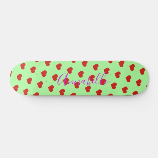 Pop Art Red Heart Pattern over groene achtergrond Persoonlijk Skateboard (Horizontaal)